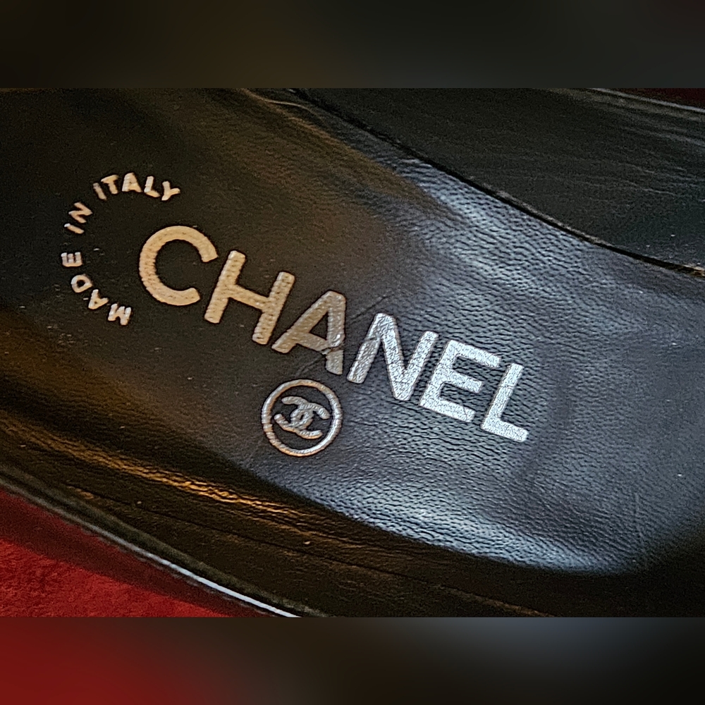 CHANEL Plated Chrome Logo Black Patent Leather Heels Sz38 (8) - Picture 11 of 15